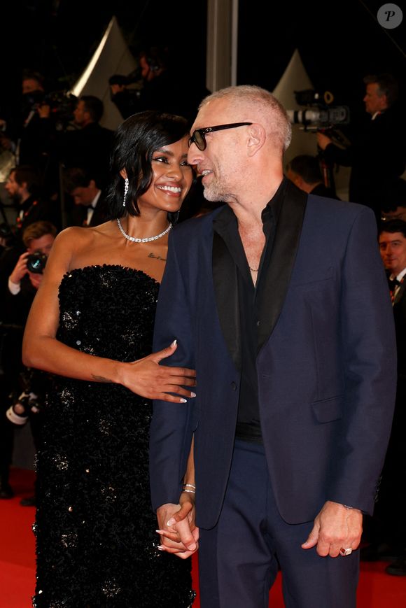 "Je suis parti au Brésil parce que j'étais très heureux là-bas, qu'il y avait une poésie qui continue à fonctionner d'ailleurs j'en reviens j''étais là-bas hier je suis revenu hier soir."

Vincent Cassel et Narah Baptista à la montée des marches du film "Parthenope" lors du 77ème Festival International du Film de Cannes.
Photo : Jacovides-Moreau / Bestimage