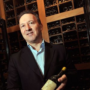 Exclusif - Monaco, le 13/03/13 - Bruno Scavo, l'un des sommeliers de la SBM, présente une bouteille de Château d'Yquem de 1937 lors du tournage du documentaire réalisé par Cyril Viguier « Monaco : les coulisses du Rocher », qui sera diffusé sur France 3 le vendredi 27 décembre 2013 lors d'une soirée spéciale Monaco en prime time et rediffusé le samedi 4 janvier 2014 à 15 heures. JUNIOR / BESTIMAGE