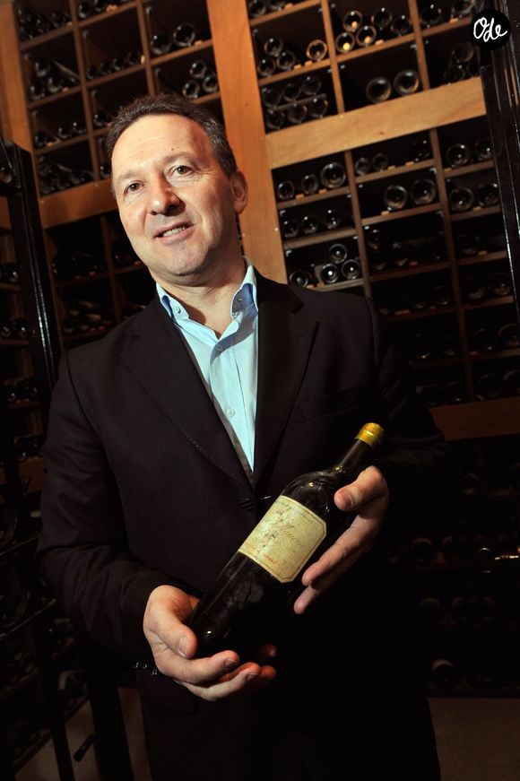 Exclusif - Monaco, le 13/03/13 - Bruno Scavo, l'un des sommeliers de la SBM, présente une bouteille de Château d'Yquem de 1937 lors du tournage du documentaire réalisé par Cyril Viguier « Monaco : les coulisses du Rocher », qui sera diffusé sur France 3 le vendredi 27 décembre 2013 lors d'une soirée spéciale Monaco en prime time et rediffusé le samedi 4 janvier 2014 à 15 heures. JUNIOR / BESTIMAGE
