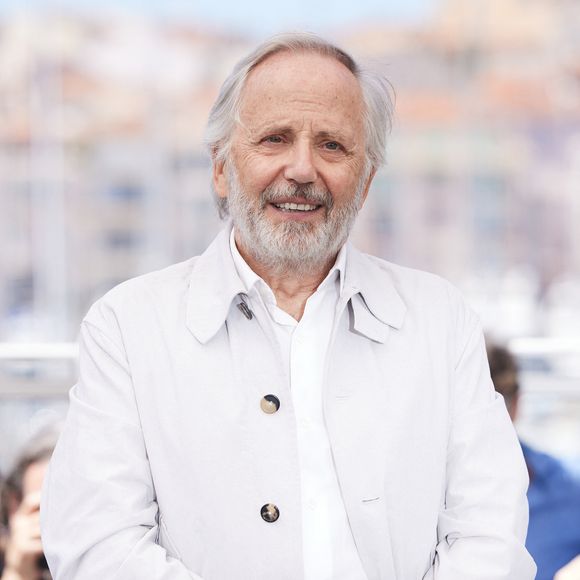 Fabrice Luchini a rencontré Cathy Debeauvais, future mère de sa fille Emma, dans un ashram parisien tenu par un gourou indien.

Fabrice Luchini - Photocall du film "Marcello Mio" (Compétition) lors du 77ème Festival International du Film de Cannes.
© Moreau / Jacovides / Bestimage