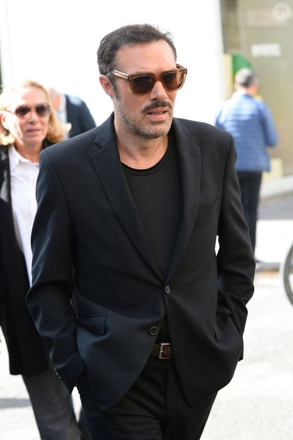 Nicolas Bedos et sa mère Joëlle Bercot - Obsèques de Claudia Cardinale en l’église Saint-Roch de Paris, France, le 30 septembre 2025. © Bestimage