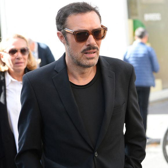 Nicolas Bedos et sa mère Joëlle Bercot - Obsèques de Claudia Cardinale en l’église Saint-Roch de Paris, France, le 30 septembre 2025. © Bestimage