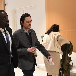 Alain-Fabien Delon et son avocate Florence Watrin arrivent au tribunal correctionnel de Paris pour avoir enregistré et diffusé avec son frère Anthony Delon une conversation de leur sœur, Anouchka, avec leur père, le 5 janvier 2024, à l'époque où les désaccords de la fratrie concernant la santé d'Alain Delon, à Paris, France, le 17 mars 2026. Anthony Delon et Anouchka sont absents. © Clément Prioli/Bestimage