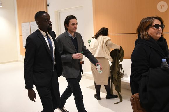 Alain-Fabien Delon et son avocate Florence Watrin arrivent au tribunal correctionnel de Paris pour avoir enregistré et diffusé avec son frère Anthony Delon une conversation de leur sœur, Anouchka, avec leur père, le 5 janvier 2024, à l'époque où les désaccords de la fratrie concernant la santé d'Alain Delon, à Paris, France, le 17 mars 2026. Anthony Delon et Anouchka sont absents. © Clément Prioli/Bestimage