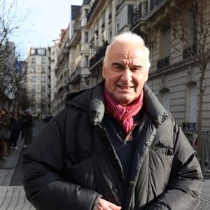 Aujourd'hui, il ne s'imagine plus quitter l'Île de Beauté.

Michel Fugain aperçu dans les rues de Neuilly-sur-Seine, le 21 février 2025.

Photo : Agence / Bestimage
