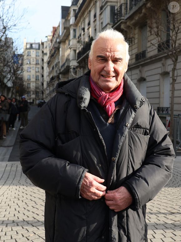 Aujourd'hui, il ne s'imagine plus quitter l'Île de Beauté.

Michel Fugain aperçu dans les rues de Neuilly-sur-Seine, le 21 février 2025.

Photo : Agence / Bestimage