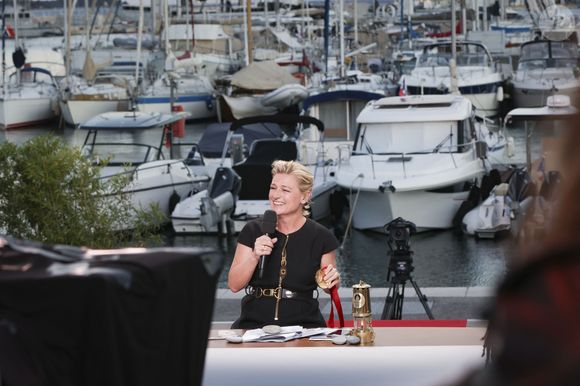 Exclusif - Anne-Elisabeth Lemoine, et la flamme olympique - Plateau de l'émission "C à vous" lors du 77ème Festival International du Film de Cannes le 21 mai 2024. © Jack Tribeca/Bestimage  No Web - Belgique et Suisse