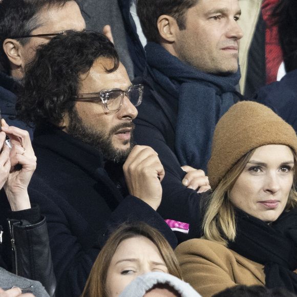 Et pour bien déconnecter, l'animatrice a quitté la France en famille, avec sa fille Mia qu'elle a eue avec l'artiste Maxim Nucci. 

Maxim Nucci (Yodelice) et sa compagne Isabelle Ithurburu dans les tribunes lors du match de rugby du Tournoi des 6 Nations opposant la France à l'Angleterre au stade de France, à Saint-Denis, Seine Saint-Denis, France, le 19 mars 2022. © Cyril Moreau/Bestimage
