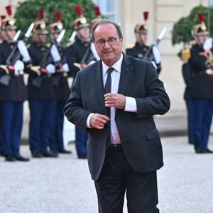 Le député du groupe Socialistes et apparentés François Hollande (à gauche) et sa compagne, l'actrice française Julie Gayet (à droite), arrivent au dîner d'État organisé par le président de la République Emmanuel Macron en l'honneur du président sud-coréen Lee Jae-myung, au palais de l'Élysée, à Paris, le 8 septembre 2026.
 © Christian Liewig/Bestimage