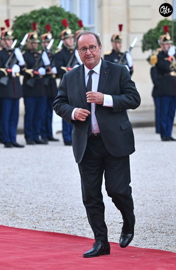 Le député du groupe Socialistes et apparentés François Hollande (à gauche) et sa compagne, l'actrice française Julie Gayet (à droite), arrivent au dîner d'État organisé par le président de la République Emmanuel Macron en l'honneur du président sud-coréen Lee Jae-myung, au palais de l'Élysée, à Paris, le 8 septembre 2026.
 © Christian Liewig/Bestimage