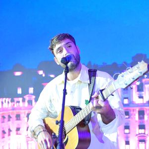 Jérémy Frérot - Photocall du 5ème gala de charité de l'association "Les Bonnes Fées" à l'occasion de la campagne mondiale "Octobre Rose" à l'hôtel Peninsula, Paris le 3 octobre 2024. © Rachid Bellak/Bestimage