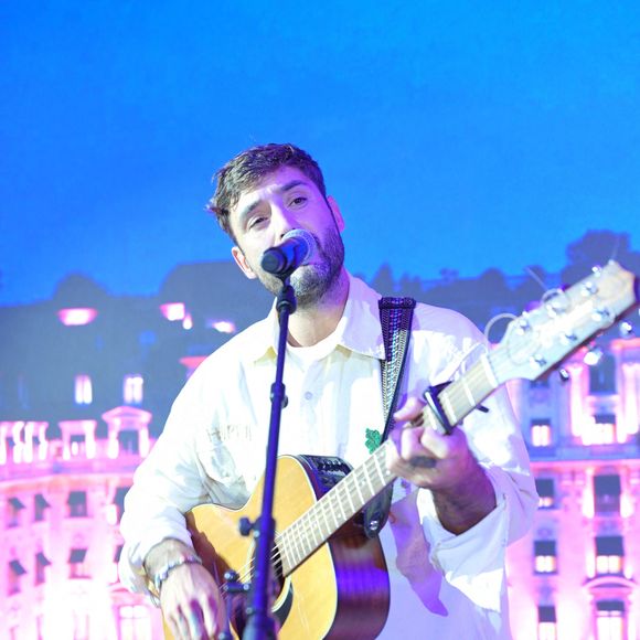 Jérémy Frérot - Photocall du 5ème gala de charité de l'association "Les Bonnes Fées" à l'occasion de la campagne mondiale "Octobre Rose" à l'hôtel Peninsula, Paris le 3 octobre 2024. © Rachid Bellak/Bestimage