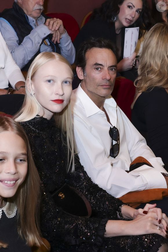 Exclusif - Yulia Harfourch, Anthony Delon -  Concerto pour la paix de Omar Harfouch au théâtre de Béziers le 8 mai 2025. Aujourd’hui, au Théâtre Municipal de Béziers, une salle comble assistait à un événement attendu : le retour d’O. Harfouch dans la ville où tout a commencé pour son Concerto pour la Paix.
Et alors que O. Harfouch interprétait son oeuvre Hommage au Pape François, un événement se produisait à Rome : de la fumée blanche s’élevait depuis la chapelle Sixtine. Pour beaucoup dans la salle, c’était un signe symbolique fort, comme si le ciel répondait à l’appel musical d’un homme qui croit profondément en la force
réconciliatrice de l’art. Sur scène, O. Harfouch, pianiste et compositeur engagé, livrait une performance unique, toujours entouré par l’Orchestre Béziers Méditerranée et son chef d’orchestre Mathieu Bonnin, complices fidèles de cette aventure musicale hors norme.
Car cette œuvre, née à Béziers il y a un an, a depuis voyagé loin : Paris (Théâtre des Champs-Élysées, Institut du Monde Arabe), Rome (Parlement italien, Vatican), l’Opéra de Dubaï, et les États-Unis. Mais le 8 mai, c’est bien dans la ville qui l’a vu naître artistiquement que ce projet revenait, pour une édition anniversaire, comme un rendez-vous avec son origine.
Parmi les invités présents : Monseigneur JL. Bruguès, évêque émérite d’Angers et ancien bibliothécaire du Vatican, dont la présence apportait une profondeur spirituelle rare à la soirée. À ses côtés, de nombreuses personnalités venues soutenir ce message universel : A. Delon, A. Karembeu, M.Lavoine, E. Semoun, A. Roumanoff, C. Fabre, et B. Castaldi en maître de cérémonie.
Un an après sa création, le Concerto pour la Paix continue de franchir les frontières et de réunir les cultures, les convictions, et les émotions, grâce à la vision d’un artiste qui transforme chaque note en message, et chaque concert en manifeste. Et aujourd’hui à Béziers, ce message était plus vivant que jamais. © Jack Tribeca / Bestimage