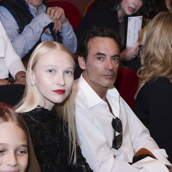 Exclusif - Yulia Harfourch, Anthony Delon -  Concerto pour la paix de Omar Harfouch au théâtre de Béziers le 8 mai 2025. Aujourd’hui, au Théâtre Municipal de Béziers, une salle comble assistait à un événement attendu : le retour d’O. Harfouch dans la ville où tout a commencé pour son Concerto pour la Paix.
Et alors que O. Harfouch interprétait son oeuvre Hommage au Pape François, un événement se produisait à Rome : de la fumée blanche s’élevait depuis la chapelle Sixtine. Pour beaucoup dans la salle, c’était un signe symbolique fort, comme si le ciel répondait à l’appel musical d’un homme qui croit profondément en la force
réconciliatrice de l’art. Sur scène, O. Harfouch, pianiste et compositeur engagé, livrait une performance unique, toujours entouré par l’Orchestre Béziers Méditerranée et son chef d’orchestre Mathieu Bonnin, complices fidèles de cette aventure musicale hors norme.
Car cette œuvre, née à Béziers il y a un an, a depuis voyagé loin : Paris (Théâtre des Champs-Élysées, Institut du Monde Arabe), Rome (Parlement italien, Vatican), l’Opéra de Dubaï, et les États-Unis. Mais le 8 mai, c’est bien dans la ville qui l’a vu naître artistiquement que ce projet revenait, pour une édition anniversaire, comme un rendez-vous avec son origine.
Parmi les invités présents : Monseigneur JL. Bruguès, évêque émérite d’Angers et ancien bibliothécaire du Vatican, dont la présence apportait une profondeur spirituelle rare à la soirée. À ses côtés, de nombreuses personnalités venues soutenir ce message universel : A. Delon, A. Karembeu, M.Lavoine, E. Semoun, A. Roumanoff, C. Fabre, et B. Castaldi en maître de cérémonie.
Un an après sa création, le Concerto pour la Paix continue de franchir les frontières et de réunir les cultures, les convictions, et les émotions, grâce à la vision d’un artiste qui transforme chaque note en message, et chaque concert en manifeste. Et aujourd’hui à Béziers, ce message était plus vivant que jamais. © Jack Tribeca / Bestimage