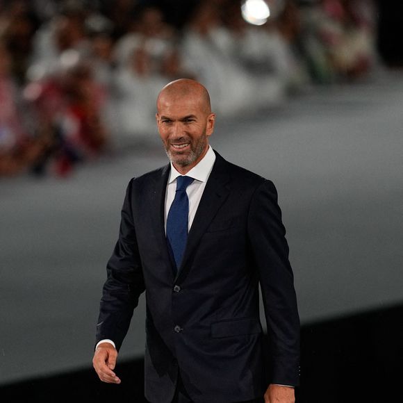 26 juillet 2024, Paris, Paris, France : Zinedine Zidane, ancien joueur et manager de football français, marche sur la scène lors de la cérémonie d'ouverture au Trocadéro des Jeux Olympiques de Paris 2024, le 26 juillet 2024, à Paris, Espagne. Photo par Oscar J. Barroso/AFP7 via ZUMAA/ABACAPRESS.COM