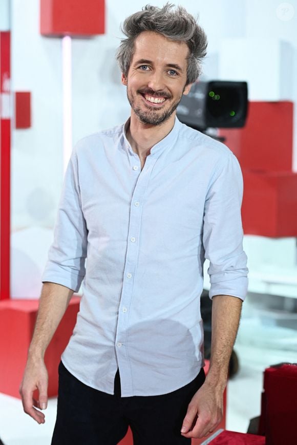 Qui n'est autre que le compagnon d'Alice Raucoules, ex-finaliste de la Star Academy en 2008

Exclusif - Le magicien Gus - Enregistrement de l'émission Vivement dimanche au studio Rive gauche , presentée par Michel Drucker . Diffusion sur France 3 le 30 novembre 2025. © Guillaume Gaffiot / Bestimage