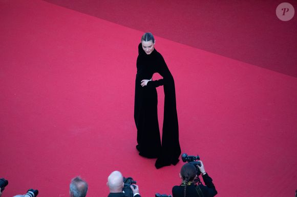 Camille Rowe - Montée des marches du film « Horizon : An american saga » lors du 77ème Festival International du Film de Cannes, au Palais des Festivals à Cannes. Le 19 mai 2024
© Ivanka Voisin  / Pool Cannes / Bestimage