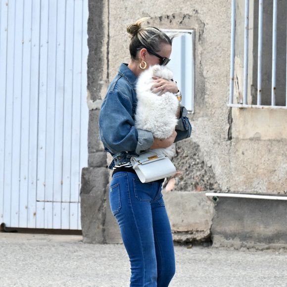 Exclusif - Laeticia Hallyday -  Laeticia Hallyday sort d'un déjeuner en famille à Marseillan le 2 juillet 2024.