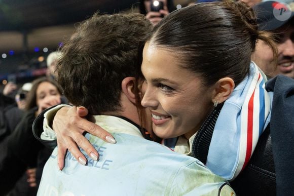 Exclusif - Antoine Dupont, Iris Mittenaere lors du match de rugby du Tournoi des Six Nations France contre Angleterre au Stade de France à Saint-Denis le 14 mars 2026. © AGENCE / BESTIMAGE
