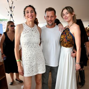 Exclusif - Bathilde Lorenzetti, la Vice-Présidente de Paris La Défense Arena, Nicolas Duvauchelle et sa femme Chloé Roy dans l’espace VIP “le Pavillon Eiffel,” lors de la 12ème édition Longines Paris Eiffel Jumping au pied de la Tour Eiffel sur le Champ-de-Mars à Paris, France le 20 juin 2026.
© Perusseau / Veeren / Bestimage