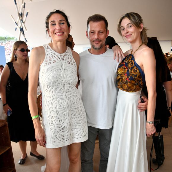 Exclusif - Bathilde Lorenzetti, la Vice-Présidente de Paris La Défense Arena, Nicolas Duvauchelle et sa femme Chloé Roy dans l’espace VIP “le Pavillon Eiffel,” lors de la 12ème édition Longines Paris Eiffel Jumping au pied de la Tour Eiffel sur le Champ-de-Mars à Paris, France le 20 juin 2026.
© Perusseau / Veeren / Bestimage