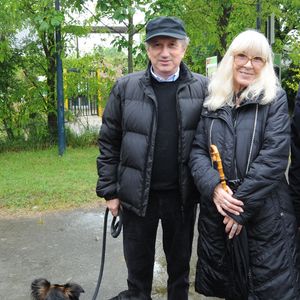 Exclusif - Michel Drucker (casquette) avec sa femme Dany Saval et sa chienne Isia - Mylène Demongeot (présidente du comité d'honneur du refuge de l'Arche de Chateau-Gontier) a reçu en exclusivité Michel Drucker (casquette) et sa femme Dany Saval au refuge de l'Arche à Château-Gontier