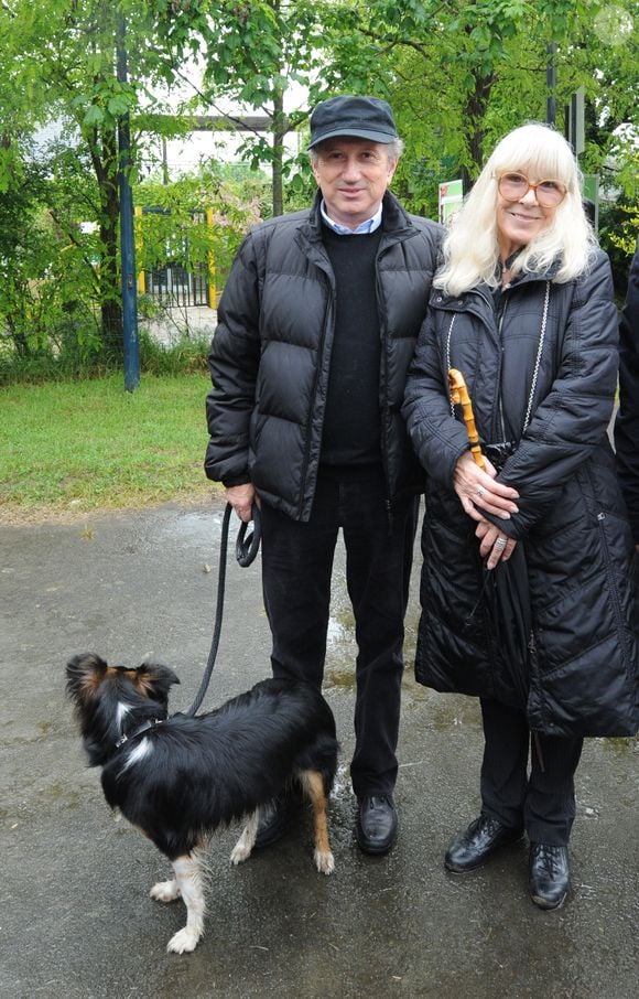 Exclusif - Michel Drucker (casquette) avec sa femme Dany Saval et sa chienne Isia - Mylène Demongeot (présidente du comité d'honneur du refuge de l'Arche de Chateau-Gontier) a reçu en exclusivité Michel Drucker (casquette) et sa femme Dany Saval au refuge de l'Arche à Château-Gontier