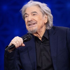 Serge Lama pour les surprises lors de l'enregistrement de l'émission "La Boîte à secrets", présentée par F.Bollaert et diffusée le 2 janvier 2026 sur France 3, dans les studios du Lendit à Saint-Denis, France, le 1er décembre 2025.

© Cyril Moreau/Bestimage