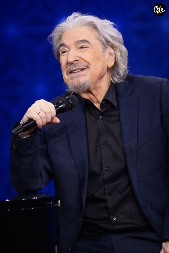 Serge Lama pour les surprises lors de l'enregistrement de l'émission "La Boîte à secrets", présentée par F.Bollaert et diffusée le 2 janvier 2026 sur France 3, dans les studios du Lendit à Saint-Denis, France, le 1er décembre 2025.

© Cyril Moreau/Bestimage