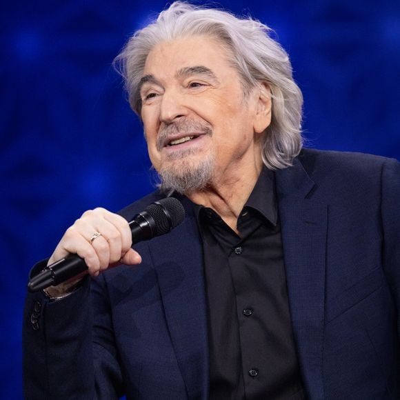 Serge Lama pour les surprises lors de l'enregistrement de l'émission "La Boîte à secrets", présentée par F.Bollaert et diffusée le 2 janvier 2026 sur France 3, dans les studios du Lendit à Saint-Denis, France, le 1er décembre 2025.

© Cyril Moreau/Bestimage