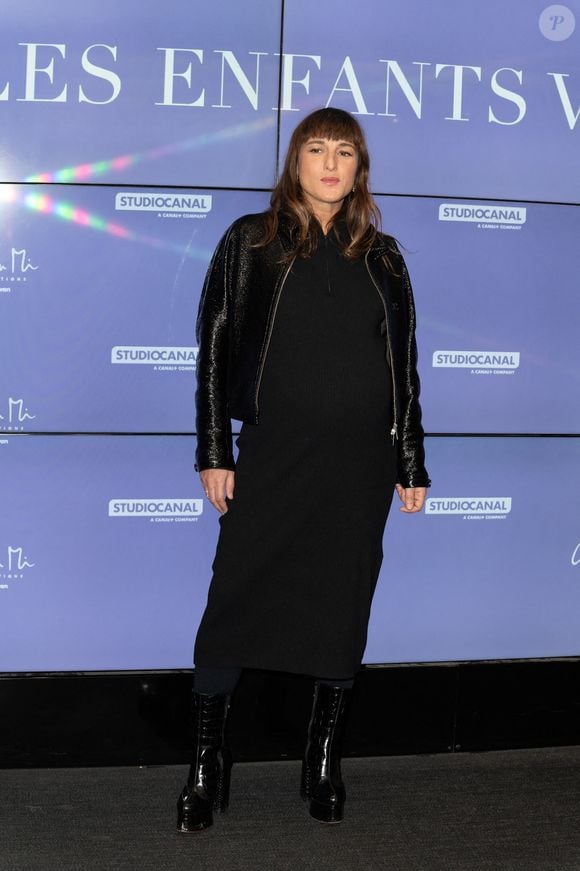 Sa grossesse pour un deuxième enfant est désormais évidente.

Juliette Armanet assiste à l'avant-première de 'Les enfants vont bien' au cinéma UGC Les Halles, à Paris, France, le 18 novembre 2025. Photo par Mireille Ampilhac/ABACAPRESS.COM