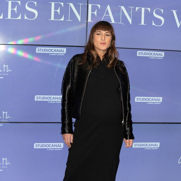 Sa grossesse pour un deuxième enfant est désormais évidente.

Juliette Armanet assiste à l'avant-première de 'Les enfants vont bien' au cinéma UGC Les Halles, à Paris, France, le 18 novembre 2025. Photo par Mireille Ampilhac/ABACAPRESS.COM