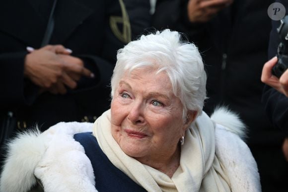 Line Renaud - Line Renaud, 97 ans, a inauguré un jardin public qui porte son nom, à Lille, France, le mercredi 17 décembre 2025.

© Claude Dubourg/Bestimage