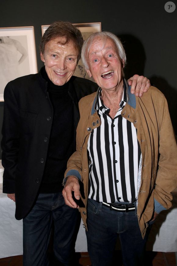 Il s'agit du chanteur Dave et de son mari, Patrick Loiseau, avec qui il est en couple depuis plus de 50 ans.

Dave et Patrick Loiseau à la Galerie XII à Paris, le 19 octobre 2023. 

Photo : Bertrand Rindoff / Bestimage