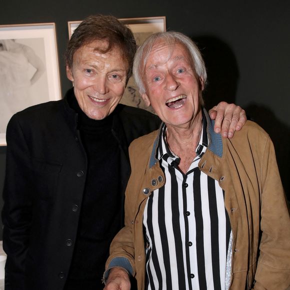 Il s'agit du chanteur Dave et de son mari, Patrick Loiseau, avec qui il est en couple depuis plus de 50 ans.

Dave et Patrick Loiseau à la Galerie XII à Paris, le 19 octobre 2023. 

Photo : Bertrand Rindoff / Bestimage