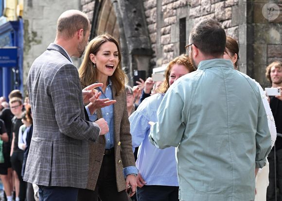 Le prince et la princesse de Galles se sont rendus sur les îles écossaises en tant que duc et duchesse de Rothesay
Le prince William, prince de Galles, et Catherine (Kate) Middleton, princesse de Galles, duc et duchesse de Rothesay, visitent la ville de Tobermory en Ecosse, Royaume Uni, le 29 avril 2025. © Backgrid UK/Bestimage