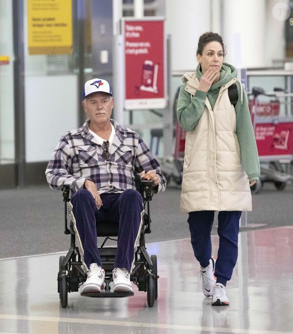 Malgré sa maladie, il poursuit sa carrière.
Eric Dane est aperçu en fauteuil roulant à la sortie de l'aéroport international de Toronto. L'acteur américain de 52 ans, star d'Euphoria, s'est engagé à poursuivre son travail et son combat contre la SLA. Photo par The ImageDirect / Bestimage