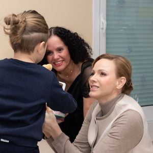 Le prince Albert II de Monaco et la princesse Charlène de Monaco assistent au spectacle de Noël à la crèche de la Croix-Rouge Rosine Sanmori et participent à la traditionnelle distribution de cadeaux de Noël à Monaco. Photo par Olivier Huitel / Pool Monaco / Bestimage