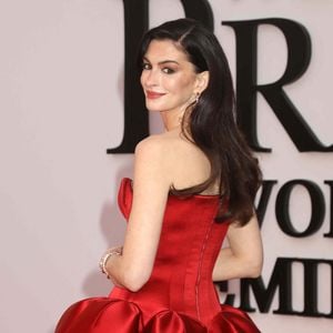 Le 20 avril 2026, New York City, New York, USA : La star américaine ANNE HATHAWAY, 43 ans, arrive à la première mondiale du film "Le diable s'habille en Prada 2" au Lincoln Center, vêtue d'une robe Louis Vuitton en satin rouge conçue par Nicolas Ghesquière. 

(Crédit photo : © Nancy Kaszerman/ZUMA Press Wire)