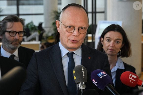 Et apparemment, Édouard Philippe a remarqué que sa pilosité poussait de nouveau comme avant, que ses cheveux et que ses poils étaient bruns.

Édouard Philippe, Maire du Havre et Président d'Horizons lors d'une conférence de presse au Ministère de l'Économie, à Paris, France, le 7 janvier 2025, pour préparer le Budget 2025. Photo by Tomas Stevens/ABACAPRESS.COM
