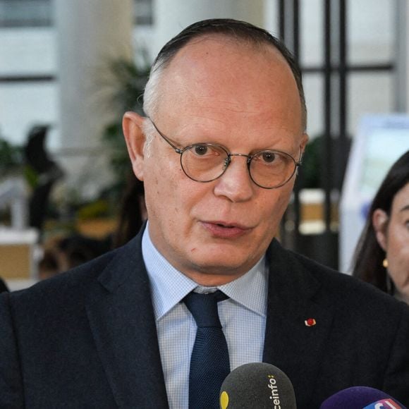 Et apparemment, Édouard Philippe a remarqué que sa pilosité poussait de nouveau comme avant, que ses cheveux et que ses poils étaient bruns.

Édouard Philippe, Maire du Havre et Président d'Horizons lors d'une conférence de presse au Ministère de l'Économie, à Paris, France, le 7 janvier 2025, pour préparer le Budget 2025. Photo by Tomas Stevens/ABACAPRESS.COM