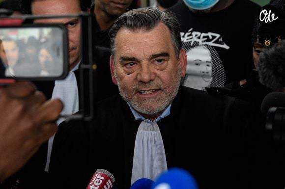 À savoir, son ancien avocat Frank Berton.

Frank Berton (avocat) assiste au procès Bagui Traoré au Tribunal Judiciaire de Pontoise, France, le 9 juillet 2021. © Federico Pestellini/Panoramic/bestimage