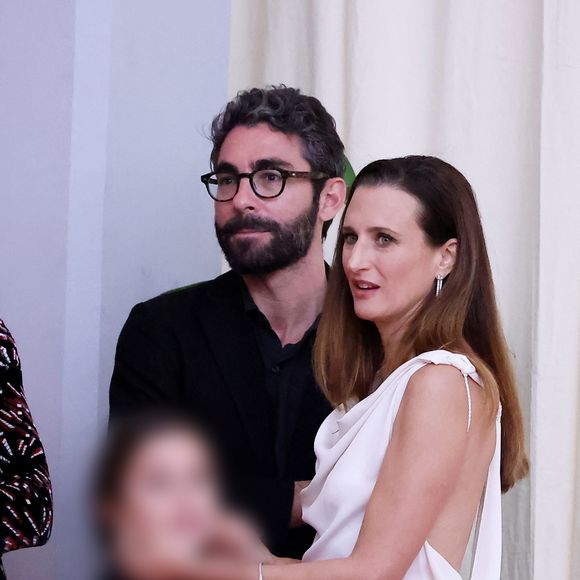 Camille Cottin accompagnée de son compagnon Benjamin Mahon et de leur fille Anna Paloma au photocall de cérémonie de clôture du 20ème Festival International du Film de Marrakech, Maroc, le 2 décembre 2023. © Dominique Jacovides/Bestimage