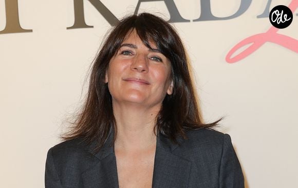 Elle a fait une halte à l'Ancolie, un restaurant d'alpage situé à 1 490 mètres d'altitude.

Estelle Denis à la première du film "Le Diable s'habille en Prada (The Devil wears Prada 2)" au cinéma Le Grand Rex à Paris, le 27 avril 2026.

© Guirec Coadic/Bestimage