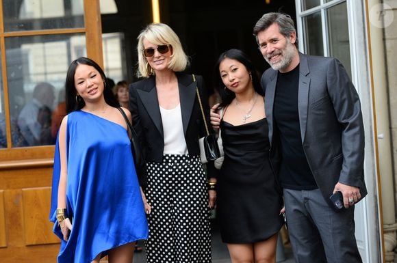 Laeticia Hallyday et ses filles Jade et Joy à leur arrivée au mariage de Claude Lelouch à la mairie du 18ème à Paris