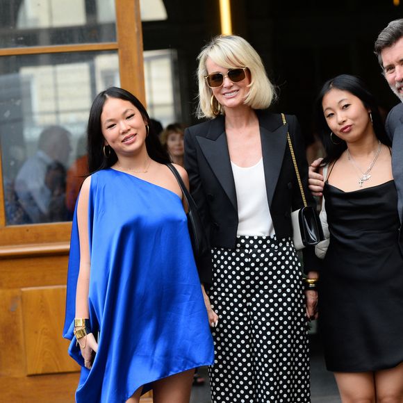 Laeticia Hallyday et ses filles Jade et Joy à leur arrivée au mariage de Claude Lelouch à la mairie du 18ème à Paris