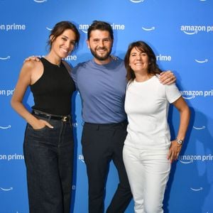 Les stars se sont réunies à cet événement shopping estival qui animera l’été du 8 au 11 juillet. 

Laurie Cholewa, Christophe Beaugrand, Estelle Denis - Prime d'Amazon fait sa fête foraine au Bridge Club à Paris le 25 juin 2025.  Hier soir, le Bridge Club s’est métamorphosé en fête foraine où de nombreuses personnalités se sont réunies pour célébrer Prime Day, l’événement shopping estival qui animera l’été du 8 au 11 juillet.
  © Veeren/Bestimage