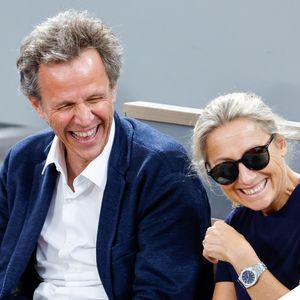 "Merci à ma famille, mon mari, mes enfants au sens large, ca fait cinq, à ma maman qui m'a toujours dit de faire ce que j'aimais. Merci...", a-t-elle déclaré.

Anne-Sophie Lapix et son mari Arthur Sadoun en tribunes lors des Internationaux de France de Tennis de Roland Garros 2025, à Paris, France, le 6 juin 2025. © Jacovides-Moreau/Bestimage
