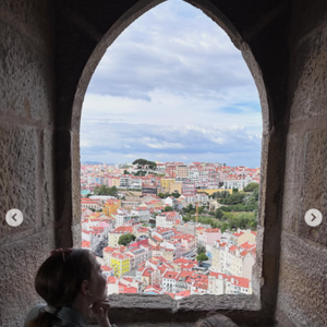 On y découvre néanmoins les deux sœurs, complices, accoudées à une fenêtre et contemplant une magnifique ville aux toits rouges baignée de soleil.

Nathalie Péchalat partage des photos de ses filles sur Instagram