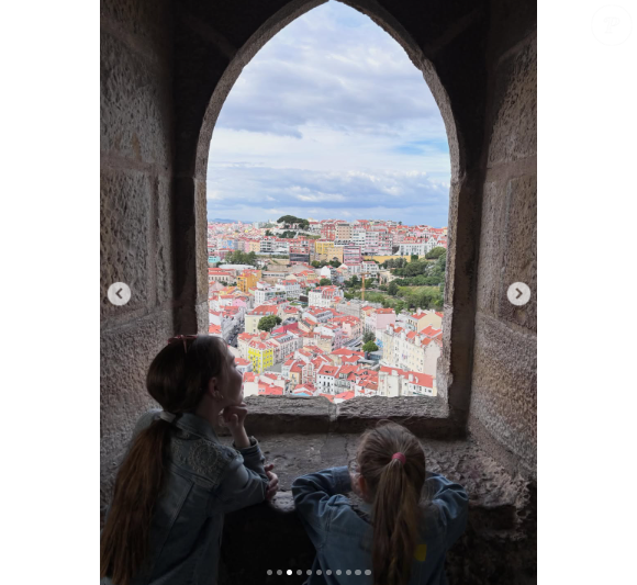 On y découvre néanmoins les deux sœurs, complices, accoudées à une fenêtre et contemplant une magnifique ville aux toits rouges baignée de soleil.

Nathalie Péchalat partage des photos de ses filles sur Instagram